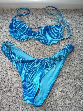 Frankie’s bikinis 👙